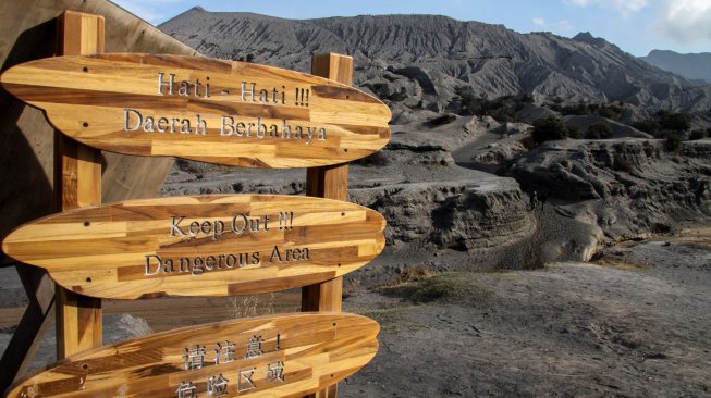 
Papan rambu dalam tiga bahasa terpasang di kawasan Gunung Bromo di Probolinggo, Jawa Timur, Sabtu (28/9). [ANTARA FOTO/Umarul Faruq]