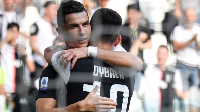 Penyerang Juventus, Cristiano Ronaldo merayakan golnya ke gawang SPAL bersama penyerang Paulo Dybala, dalam laga Liga Italia 2019/2020 di Juventus Stadium, Turin, Sabtu (28/9/2019) malam WIB. [Andreas SOLARO / AFP]