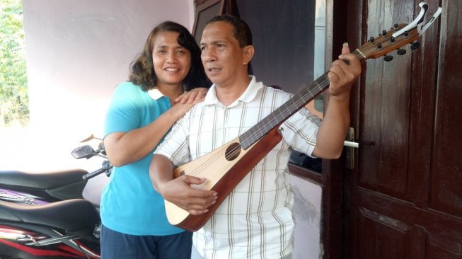 Johnsony Marhasak Lumbantobing, bersama sang istri, Dona. [Suara.com/Eleonora Ata]