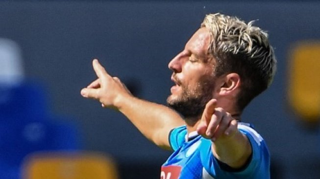 Pemain Napoli Dries Mertens merayakan golnya ke gawang Brescia di San Paolo stadium, Naples. Alberto PIZZOLI / AFP