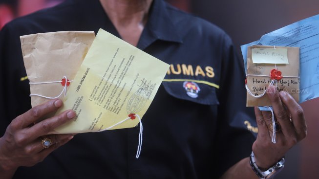 Polisi menunjukkan barang bukti dari anak Sri Bintang Pamungkas saat menggelar rilis narkoba di Polda Metro Jaya, Jakarta, Minggu (29/9). [Suara.com/Arya Manggala]