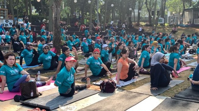 Acara Yoga in The Park yang dilaksanakan oleh Celebrity Fitness dan Fitness First di Scientia Square Park, Serpong, Tangerang Selatan, Minggu (29/9/2019). (Suara.com/Vessy Frizona)
