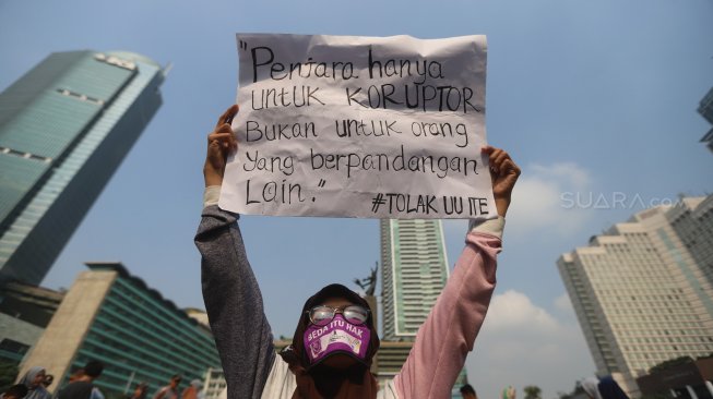 Sejumlah Jurnalis yang tergabung dalam Aliansi Jurnalis Independen (AJI) Jakarta menggelar aksi jalan mundur di Bundaran HI, Jakarta Pusat, Minggu (29/9). [Suara.com/Arya Manggala]