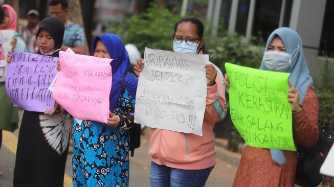 Kaum Ibu yang tergabung dalam Emak-Emak Indonesia melakukan aksi unjuk rasa di depan Gedung Polda Metro Jaya, Jakarta, Minggu (29/9). [Suara.com/Arya Manggala]