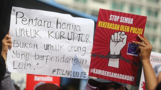 Sejumlah Jurnalis yang tergabung dalam Aliansi Jurnalis Independen (AJI) Jakarta menggelar aksi jalan mundur di Bundaran HI, Jakarta Pusat, Minggu (29/9). [Suara.com/Arya Manggala]