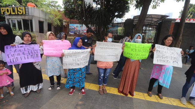 Kaum Ibu yang tergabung dalam Emak-Emak Indonesia melakukan aksi unjuk rasa di depan Gedung Polda Metro Jaya, Jakarta, Minggu (29/9). [Suara.com/Arya Manggala]