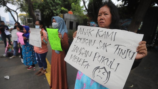 Kaum Ibu yang tergabung dalam Emak-Emak Indonesia melakukan aksi unjuk rasa di depan Gedung Polda Metro Jaya, Jakarta, Minggu (29/9). [Suara.com/Arya Manggala]