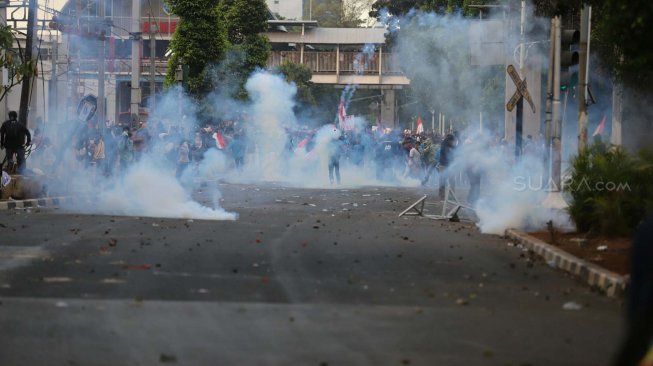 Suasana ricuh di belakang Gedung DPR, Jakarta, Senin (30/9). [Suara.com/Arya Manggala]
