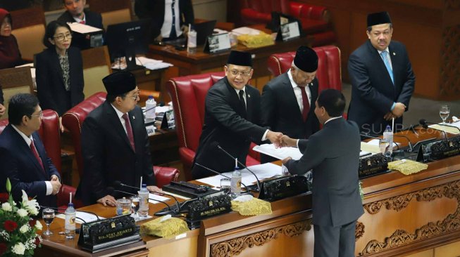 Ketua DPR Bambang Soesatyo (tengah) memimpin Sidang Paripurna DPR Akhir Masa Jabatan Periode 2014-2019 di Kompleks Parlemen, Senayan, Jakarta, Senin (30/9). [Suara.com/Arya Manggala]