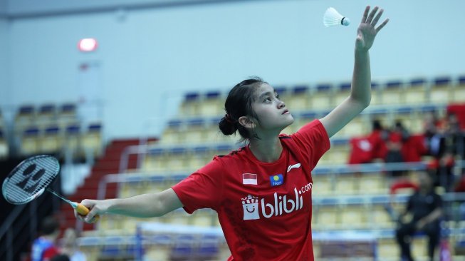 Stephanie Widjaja membuka kemenangan Tim Indonesia usai kalahkan tunggal putri Uganda, Fadilah Shamika Mohamed Rafi, di laga perdana penyisihan Grup A1 Kejuaraan Dunia Bulutangkis Junior 2019, Senin (30/9). [Humas PBSI]