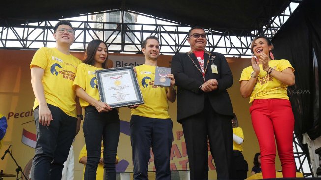 Senior Manager MURI Damian Rahargo (kanan) bersama GM CHC Sanofi Indonesia Adrien Taine (tengah), Brand Manager CHC Sanofi Indonesia Randy Fransiskus (kiri), Head Marketing Consuner Healthcare Sanofi Indonesia Adisti Nirmala (kedua kiri) dan artis Nirina Zubir (kanan) berfoto bersama usai simbolis penyerahan rekor muri senam aerobik dan zumba di Kota Tua, jakarta, Minggu (29/9).[Suara.com/Oke Atmaja]