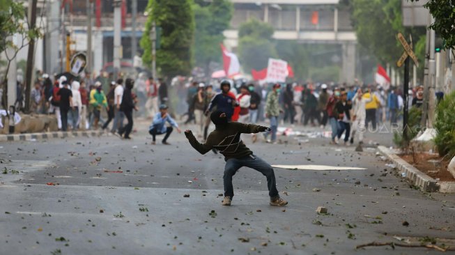 Suasana ricuh di belakang Gedung DPR, Jakarta, Senin (30/9). [Suara.com/Arya Manggala]