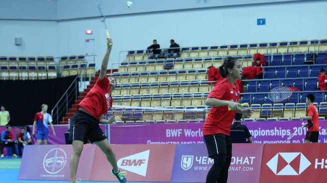 Pasangan ganda campuran Febriana Dwipuji Kusuma/Amalia Cahaya Pratiwi turut menyumbang kemenangan bagi Tim Indonesia atas Uganda, 5-0, di laga perdana penyisihan Grup A1 Kejuaraan Dunia Bulutangkis Junior 2019, Senin (30/9). [Humas PBSI]