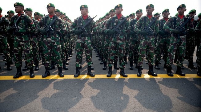 Prajurit TNI mengikuti Apel Kesiapan Pasukan Pengamanan Pelantikan Presiden dan Wakil Presiden terpilih 2019 di Skuadron 17 Lanud Halim Perdanakusuma, Jakarta Timur, Senin (30/9). [ANTARA FOTO/M Risyal Hidayat]