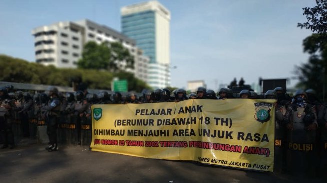 Diminta Pulang, Massa Berseragam SMP Hingga SMA Sorakin Aparat