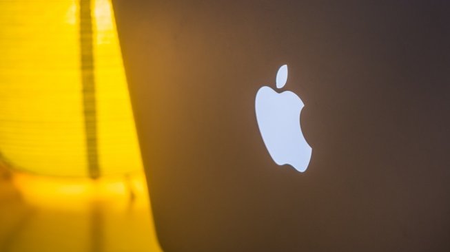 Logo Apple di Macbook. [Shutterstock]