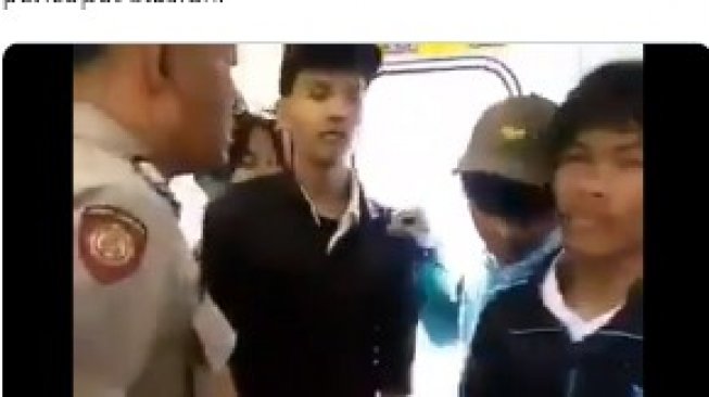 Bidik layar video viral polisi sweeping ricuh ke pelajar di dalam KRL. (Akun Twitter @dzoemient12)