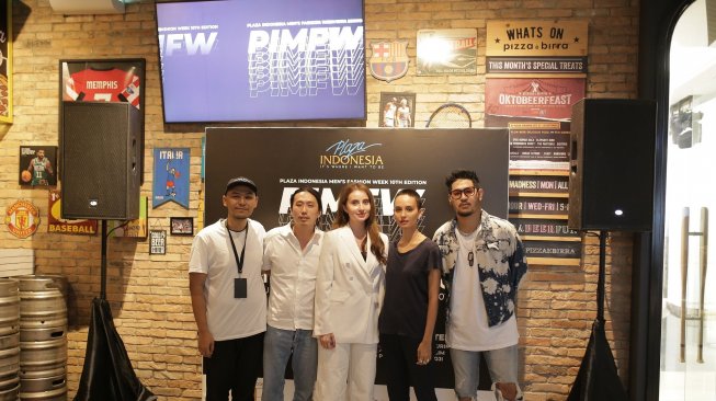 Mariam Tania, Marketing & Branding, Lenzing SEA bersama para desainer di acara Media Gathering PIMFW 2019. (Suara.com/Vessy Frizona)