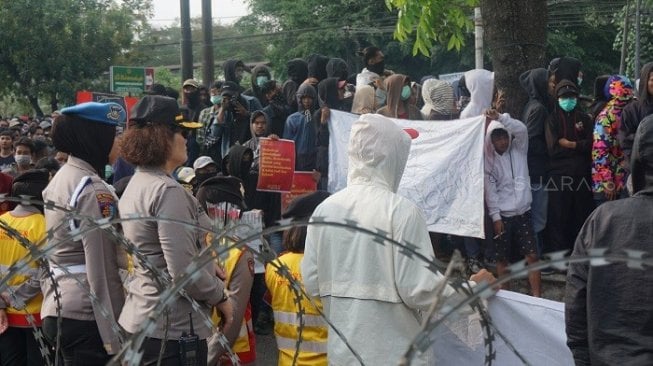 Tolak Bunga Mawar dari Polisi, Orator Aksi Mahasiswa: Cinta Mereka Palsu