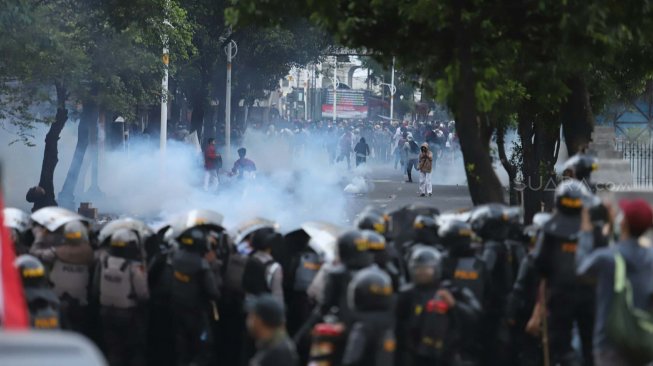 Suasana ricuh di belakang Gedung DPR, Jakarta, Senin (30/9). [Suara.com/Arya Manggala]