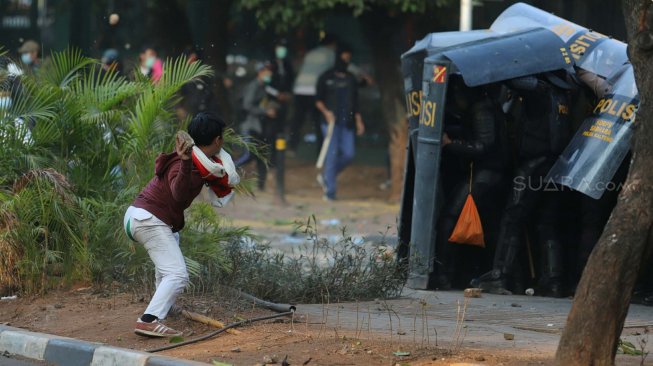 Suasana ricuh di belakang Gedung DPR, Jakarta, Senin (30/9). [Suara.com/Arya Manggala]