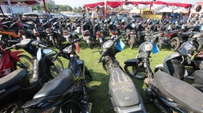 Warga mencari kendaraan bermotornya saat Gebyar Expo Penyerahan Barang Bukti di Polda Jawa Timur, Surabaya, Jawa Timur, Selasa (24/9/2019). Kegiatan yang digelar oleh Polda Jawa Timur itu berlangsung sampai 30 September 2019 dengan memajang sejumlah barang bukti kendaraan bermotor, salah satunya sekitar 828 unit sepeda motor dan masyarakat yang memilikinya dapat mengambil kendaraannya secara gratis dengan ketentuan yang telah ditetapkan. [ANTARA FOTO/Didik Suhartono/pd].