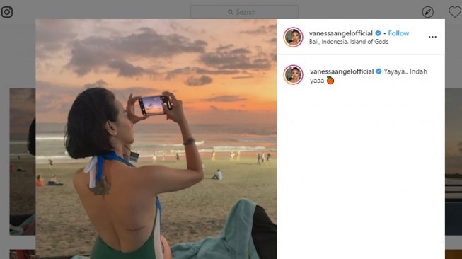 Berbikini di Pantai, Vanessa Angel Makan Es Krim Sambil Nikmati Sunset. (instagram.com/vanessaangelofficial)