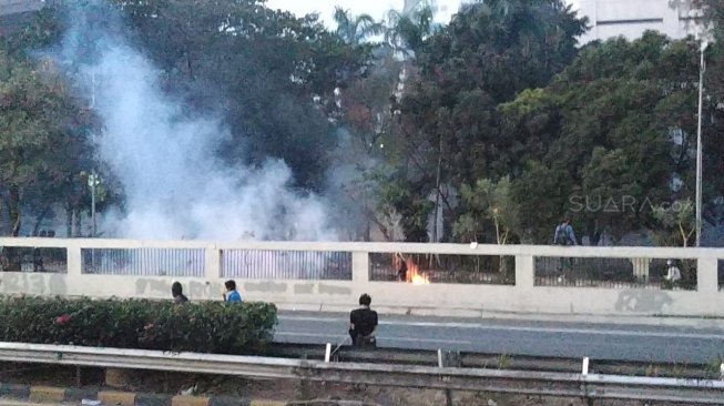 Rusuh Pecah di Fly Over Semanggi, Hujan Gas Air Mata dan Petasan