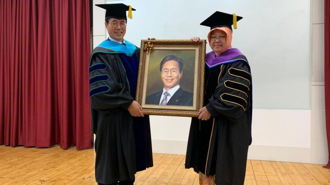 Dinilai Berhasil Menata Surabaya, Risma Diganjar Doktor Honoris Causa