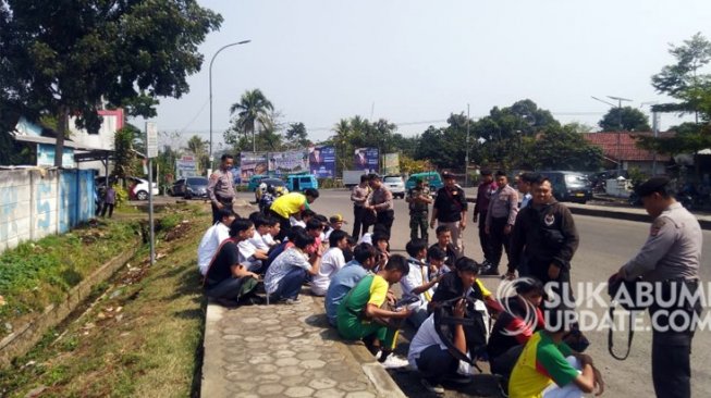 Pelajar SMK diamankan polisi di Jalan Lingkar Selatan, dekat Masjid Raudhatul Irfan, Cisaat, Senin (30/9/2019). Pelajar ini diamanakan setelah mereka naik truk. (Sukabumiupdate.com/Oksa BC)