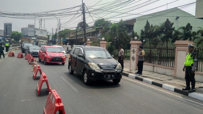 Polisi sweeping pelajar di kawasan Tangerang saat hendak mau demo ke Jakarta. (Suara.com/M Iqbal).