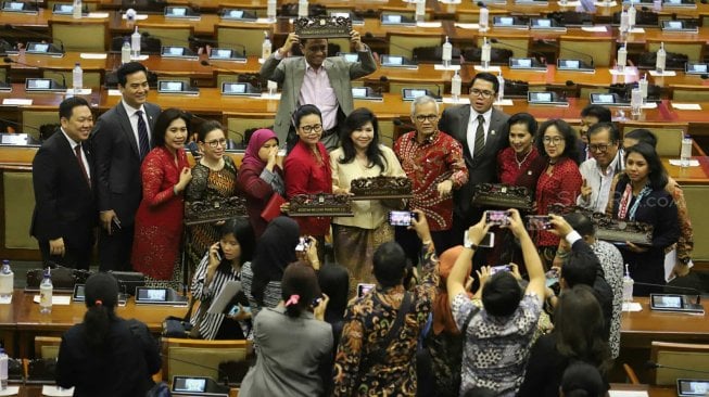 Anggota DPR berfoto usai Sidang Paripurna DPR Akhir Masa Jabatan Periode 2014-2019 di Kompleks Parlemen, Senayan, Jakarta, Senin (30/9). [Suara.com/Arya Manggala]