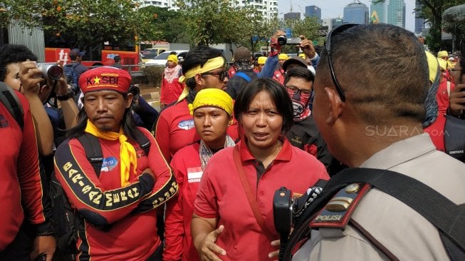 Massa yang tergabung dari sejumlah elemen masyarakat mulai berdatangan ke sekitar depan Gedung DPR RI, Senayan, Jakarta, Senin (30/9). (Suara.com/Fakhri Fuadi)