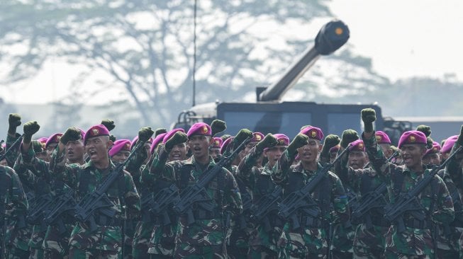 Prajurit TNI mengikuti Apel Kesiapan Pasukan Pengamanan Pelantikan Presiden dan Wakil Presiden terpilih 2019 di Skuadron 17 Lanud Halim Perdanakusuma, Jakarta Timur, Senin (30/9). [ANTARA FOTO/M Risyal Hidayat]