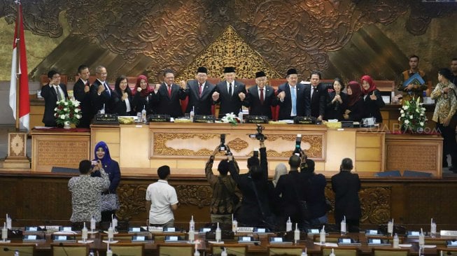 Anggota DPR berfoto usai Sidang Paripurna DPR Akhir Masa Jabatan Periode 2014-2019 di Kompleks Parlemen, Senayan, Jakarta, Senin (30/9). [Suara.com/Arya Manggala]