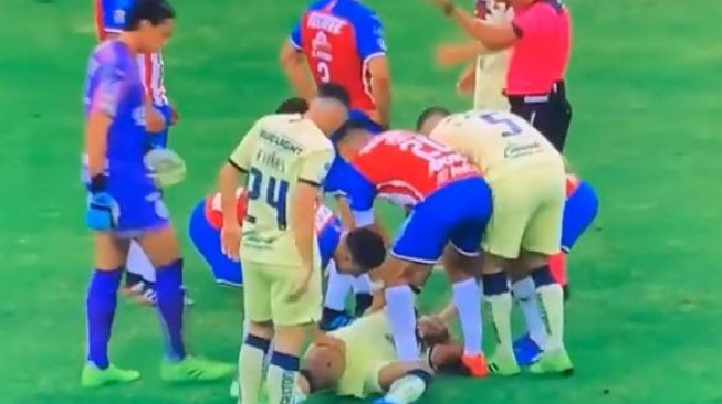 VIDEO: Kena Tekel Brutal, Paha Pebola Eks Barcelona Berlubang