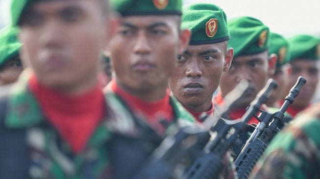 Prajurit TNI mengikuti Apel Kesiapan Pasukan Pengamanan Pelantikan Presiden dan Wakil Presiden terpilih 2019 di Skuadron 17 Lanud Halim Perdanakusuma, Jakarta Timur, Senin (30/9). [ANTARA FOTO/M Risyal Hidayat]