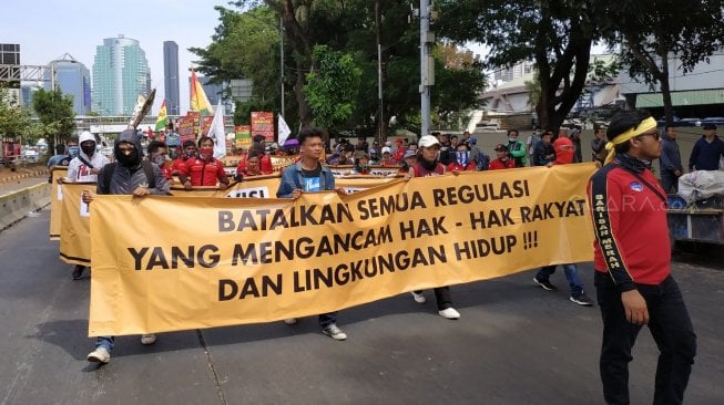 Massa yang tergabung dari sejumlah elemen masyarakat mulai berdatangan ke sekitar depan Gedung DPR RI, Senayan, Jakarta, Senin (30/9). (Suara.com/Fakhri Fuadi)