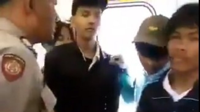 Viral Polisi Keluarkan Pistol ke Pelajar di KRL, Ini Penjelasan PT KCI