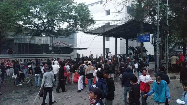 Demo Rusuh Meluas ke Depan Kantor BPK RI, Pendemo Rampas Tameng Polisi