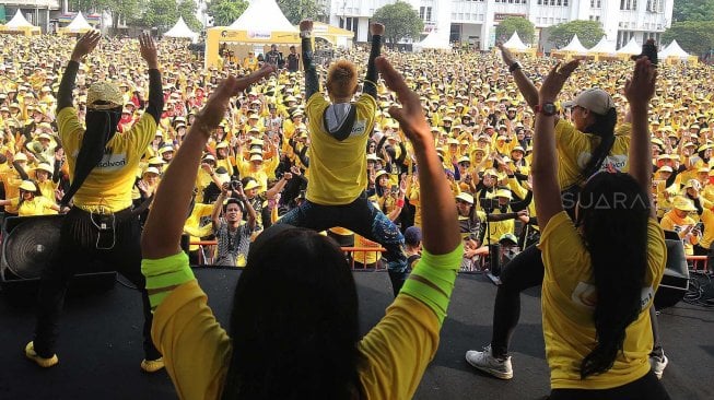 Sejumlah warga mengikuti rekor muri senam aerobik dan zumba di Kota Tua, jakarta, Minggu (29/9). [Suara.com/Oke Atmaja]