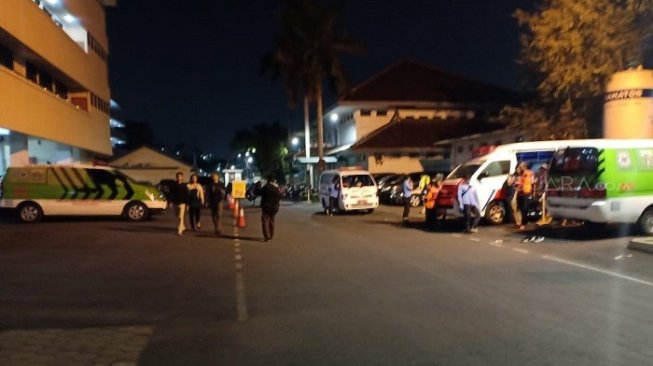 Korban demo rusuh di DPR saat dilarikan menggunakan ambulans ke RSAL Mintohardjo. (Suara.com/Fakhri)