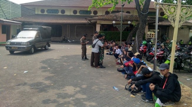 Polisi sweeping pelajar di kawasan Tangerang saat hendak mau demo ke Jakarta. (Suara.com/M Iqbal).