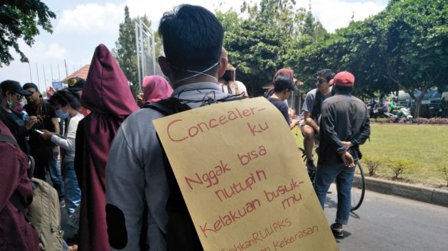 Poster aksi mahasiswa di Gejayan Memanggil 2. (Suara.com/Husna Rahmayunita)