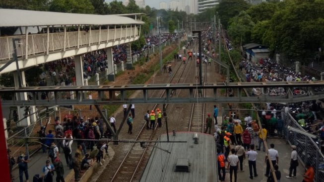 Stasiun Palmerah terdampak demo rusuh anak STM di belakang Gedung DPR. (Suara.com/Novian)