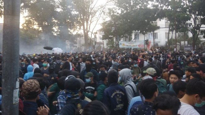 Habis Pagar Dijebol Pendemo, Gedung DPRD Dihujani Batu dan Petasan