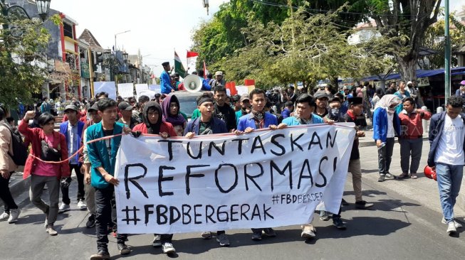 BEM se-Yogyakarta Geruduk Gedung DPRD DIY, Bawa 7 Tuntutan