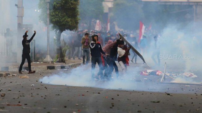 Suasana ricuh di belakang Gedung DPR, Jakarta, Senin (30/9). [Suara.com/Arya Manggala]