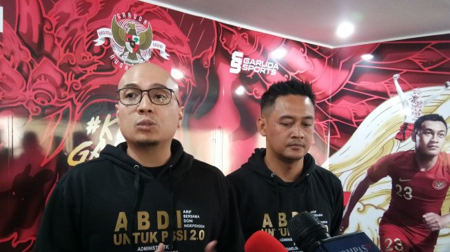 Bakal calon ketua umum PSSI Arif Putra Wicaksono (kiri) dan bakal calon wakil ketua umum PSSI Doni Setiabudi (kanan) saat ditemui media usia menyerahkan dokumen kepada Komite Pemilihan PSSI, Senin (30/9/2019). (Suara.com / Adie Prasetyo Nugraha).