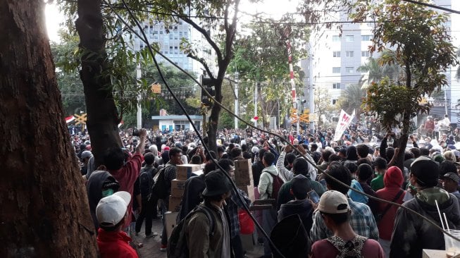 Ratusan pelajar berkumpul di dekat Stasiun Palmerah hingga menyebabkan arus lalu lintas macet. (Suara.com/Novian)